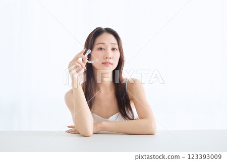 帶吹嘴矯正的女性 帶吹嘴矯正的女性 123393009