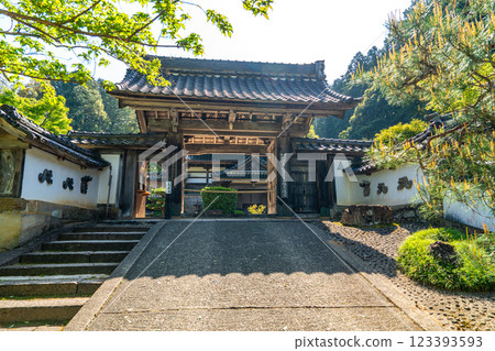 Izushi: Early summer at the Sanmon Gate of Takuanji Temple and Sokyoji Temple in Toyooka City, Hyogo Prefecture 123393593