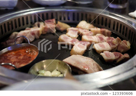 Samgyeopsal being cooked at a Korean restaurant 123393606
