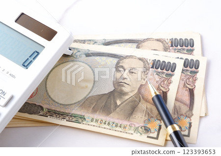 印有福澤諭吉肖像和計算器的 10,000 日元紙幣 123393653