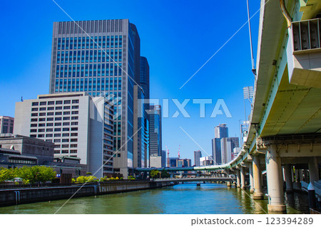 [Osaka scenery] Buildings along the river in the Yodoyabashi area 123394289