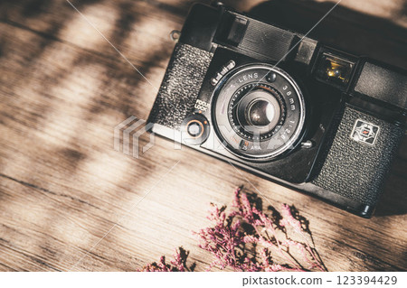 紙張、光線和相機 123394429