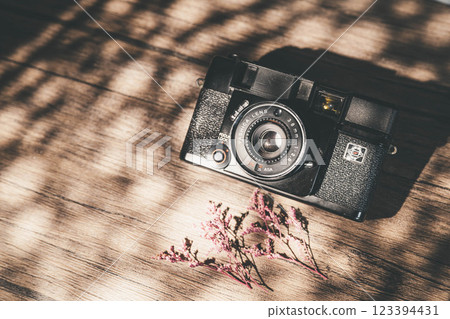 紙張、光線和相機 123394431