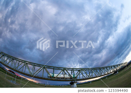 [Tokugawa Line] A local train crossing the Yoshino River Bridge at dusk 123394490