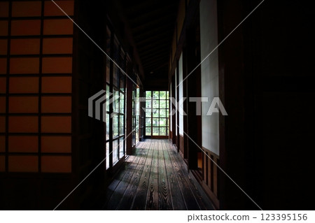 日本房屋的走廊(走廊、板間、滑動玻璃門等) 日本房屋的走廊(走廊、板間、滑動玻璃門等) 123395156