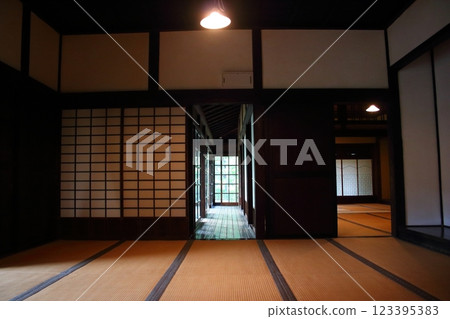 日本房屋裡的榻榻米房間和走廊 123395383