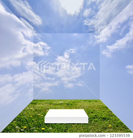 帶有展示架的露天展示箱，周圍環繞著暖風 123395539