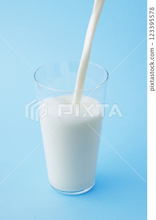 鮮牛奶倒入玻璃杯中 鮮牛奶倒入玻璃杯中 123395578