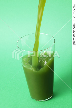 綠汁倒入玻璃杯中 123395762