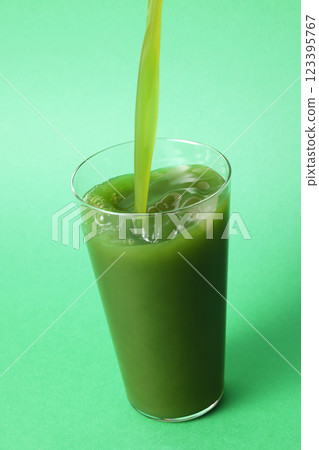綠汁倒入玻璃杯中 綠汁倒入玻璃杯中 123395767