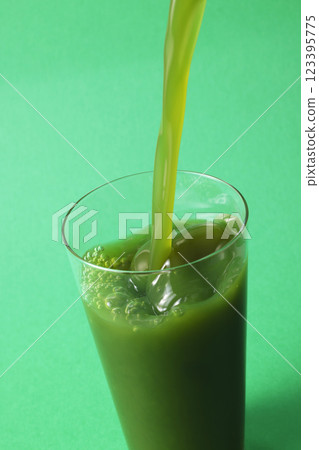 綠汁倒入玻璃杯中 綠汁倒入玻璃杯中 123395775