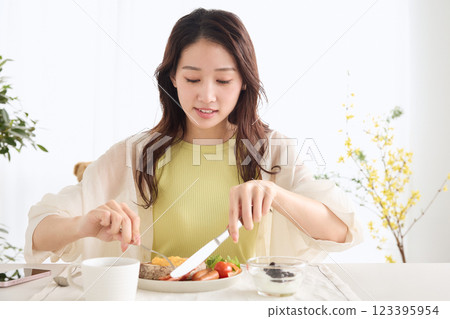 女人在餐廳吃早餐 女人在餐廳吃早餐 123395954