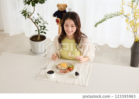 女人在餐廳吃早餐 123395963