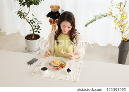 女人在餐廳吃早餐 女人在餐廳吃早餐 123395965