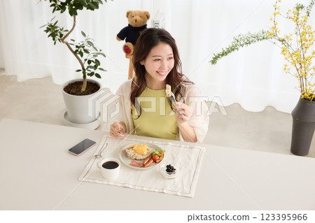 女人在餐廳吃早餐 女人在餐廳吃早餐 123395966