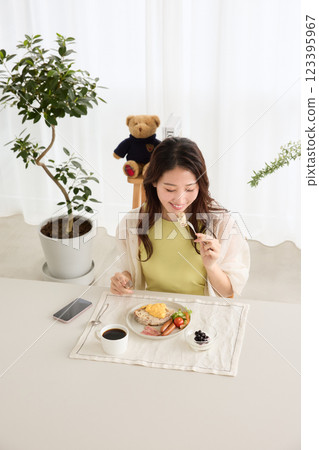 女人在餐廳吃早餐 女人在餐廳吃早餐 123395967