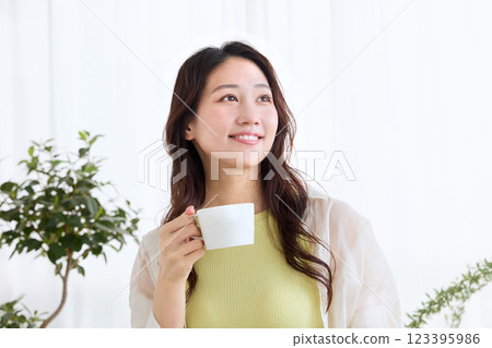 女人在餐廳吃早餐 123395986