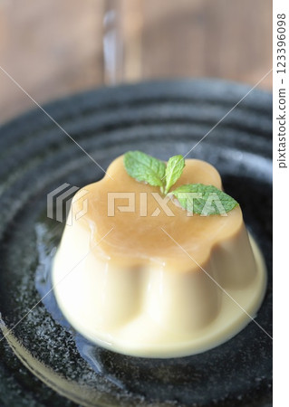 用明膠凝固的花形布丁 123396098