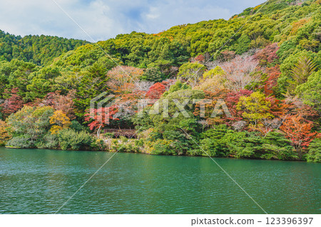 Autumn foliage of the mountains and pond at Takigashira Park in Tahara City (Aichi Prefecture) Autumn foliage of the mountains and pond at Takigashira Park in Tahara City (Aichi Prefecture) 123396397