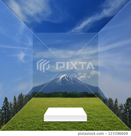 富士山、綠色高原和帶展示架的露天盒子 123396609