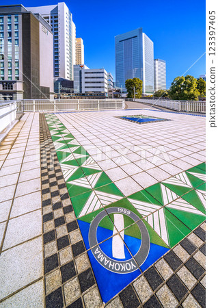 日本橫濱城市景觀:櫻木町站新南口(市府出口)、橫濱市政府、火車等景觀。 日本橫濱城市景觀:櫻木町站新南口(市府出口)、橫濱市政府、火車等景觀。 123397405