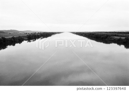 北海道十勝川，豐公頃町附近，黑白影像 123397648