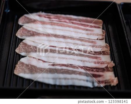 Sliced beeff or shabu or Japanese hot pot on black tray 123398141