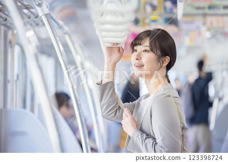 一名女子正向窗外望去。 123398724