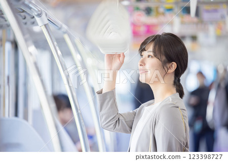 一名女子抓著吊帶。 一名女子抓著吊帶。 123398727