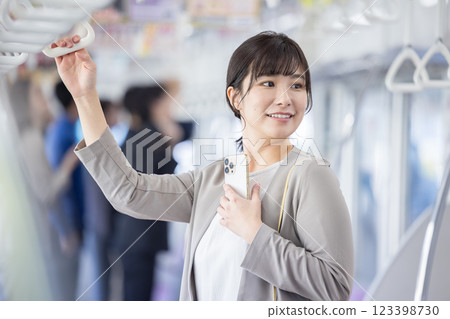 搭乘火車上下班的女士，照片由京王電鐵提供 123398730