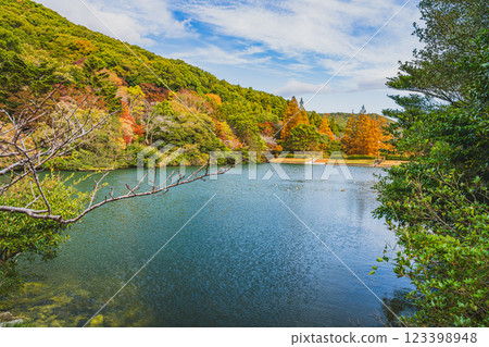 Autumn foliage of the mountains and pond at Takigashira Park in Tahara City (Aichi Prefecture) Autumn foliage of the mountains and pond at Takigashira Park in Tahara City (Aichi Prefecture) 123398948