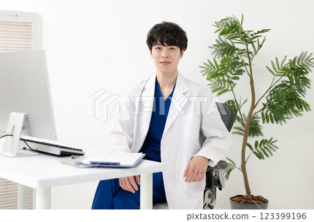 Male doctor, cosmetic medicine, clinic 123399196