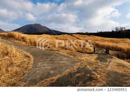 Yonezuka Shimoen Park in winter, covered in dead grass 123400951