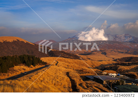 中岳升起的白煙(阿蘇九重國立公園) 中岳升起的白煙(阿蘇九重國立公園) 123400972