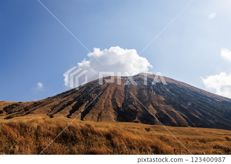 從熊本縣道111號眺望杵島山 123400987