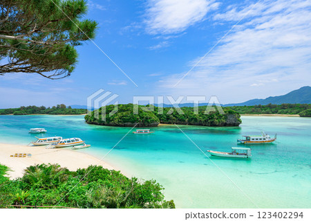 Okinawa's popular tourist spot! The blue waters and white sand beaches of Kabira Bay Okinawa's popular tourist spot! The blue waters and white sand beaches of Kabira Bay 123402294