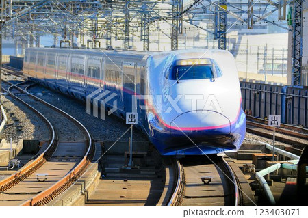 前往陸奧…東北新幹線「E2系」新幹線列車駛入大宮站 123403071