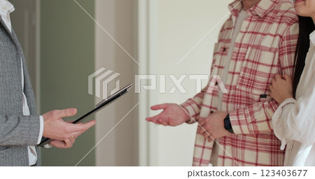 Close up young family choosing new house or apartment. Man shake hands after making successful deal. Real estate market concept. 123403677