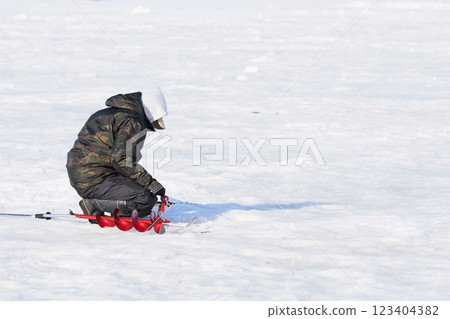 一名男子正在享受西太公魚垂釣的樂趣 一名男子正在享受西太公魚垂釣的樂趣 123404382