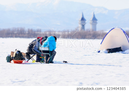 Parent and child fishing customers at a smelt fishing spot 123404385