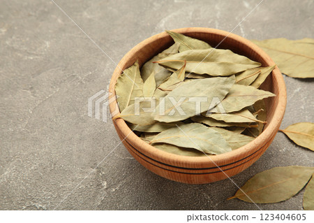 Bay leaves in wooden bawl on a concrete background. 123404605