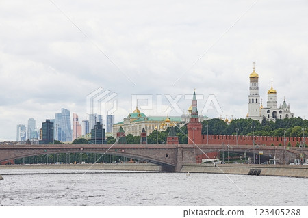 Beautiful view of the Moscow Kremlin and the Bolshoy Moskvoretsky Bridge 123405288