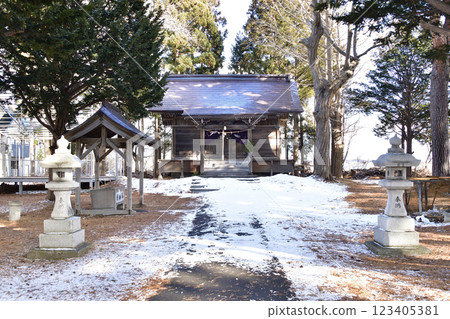 冬季拍攝北海道函館聖神社境內的照片 123405381
