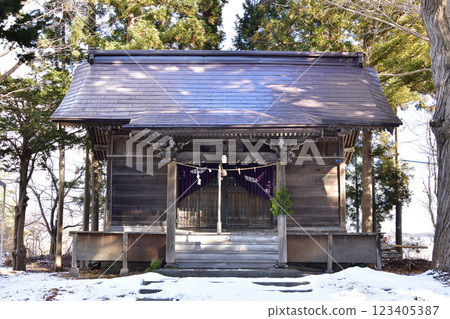 冬季拍攝北海道函館聖神社境內的照片 123405387