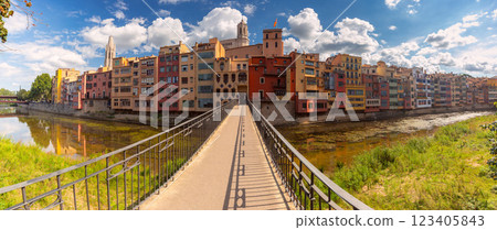 Colorful Houses on the Onyar River, Girona, Spain 123405843