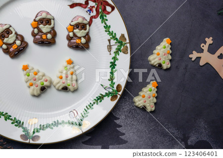 Christmas chocolates. Chocolate Santa Claus in a Christmas plate. Christmas chocolates. Chocolate Santa Claus in a Christmas plate. 123406401
