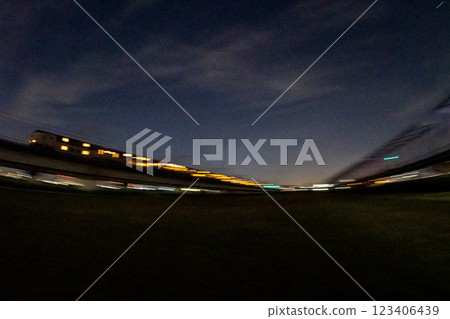 [Tokaido Main Line] Sleeper train crossing the Tama River at night 123406439