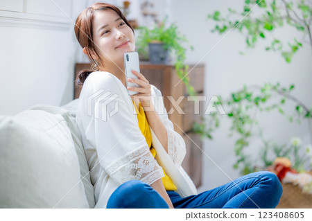 坐沙發和看智能手機的婦女 123408605