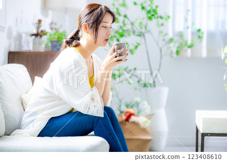 Young woman drinking coffee in the living room 123408610