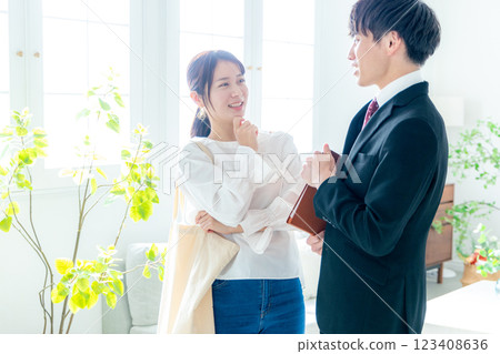 年輕女子看房 123408636